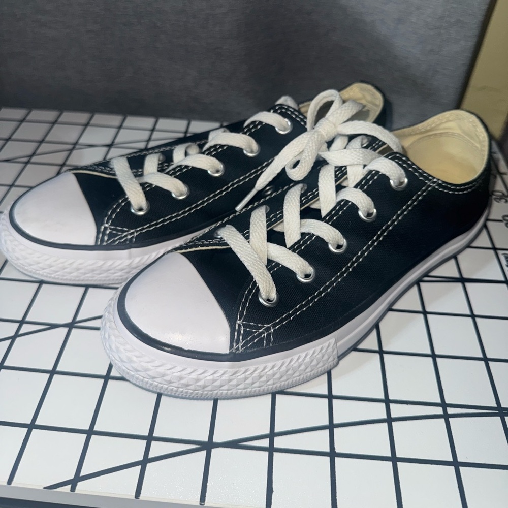 New Kids Low Rise Converse chuck taylor all star classic  black youth Sz 2